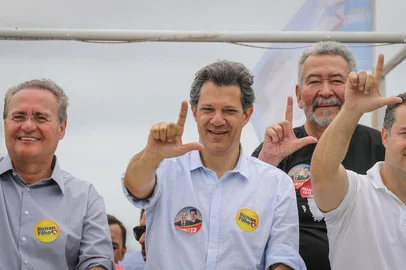 Carreata da Vitória em Maragogi, Alagoas, com o representante de Lula, Fernando Haddad, o governador Renan Filho e o senador Renan Calheiros, neste domingo (2/9).
