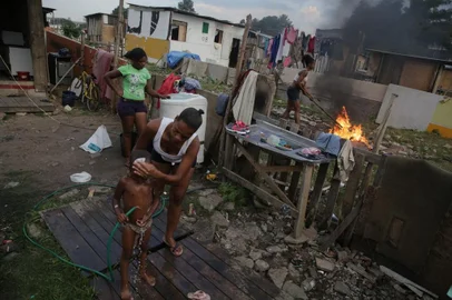  PORTOALEGRE-RS-BR-DATA:20150417Haitianos na Ocupação Progresso, no bairro Sarandi.Brasileiros que vivem juntos com os haitianos na mesma ocupação.FOTÓGRAFO:TADEUVILANI DATA:20150417