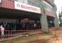 Sócios colorados enfrentam fila em busca de ingressos para o Gre-Nal 
