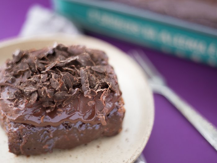 Aprenda a fazer um bolo de chocolate cremoso muito simples!