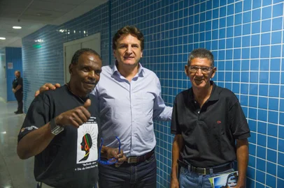 PORTO ALEGRE, RS, BRASIL - 20/11/2014. Ex-jogador do Grêmio diz não ter dinheiro para realizar uma cirurgia para curar a perna esquerda de uma trombose que pode levar a perder os movimentos da perna. Na foto:Tarciso,Baidek e Caio, ex-atacante do Grêmio. (FOTO: ANDERSON FETTER/AGÊNCIA RBS)