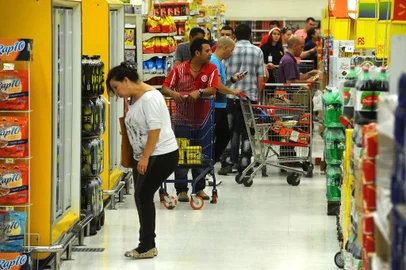  CAXIAS DO SUL, RS, BRASIL, 23/12/2014 - Apesar da retração econômica, ceia será farta neste Natal, animando supermercadistas. O público prefere diminuir gastos com presentes, mas manter a mesa generosa. (JONAS RAMOS/POINEIRO)