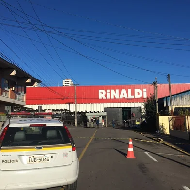 Empresa Rinaldi, em Bento Gonçalves, teve caixa eletrônico arrombado na madrugada desta quinta-feira.