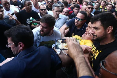 Após confusão, Bolsonaro é esfaqueado e levado ao hospitalMG - ELEIÇÕES 2018/BOLSONARO - POLÍTICA - O candidato à Presidência da República pelo PSL, Jair Bolsonaro (de camiseta amarela),   após ser esfaqueado durante ato de campanha em Juiz de Fora (MG), nesta quinta-feira, 06.    O presidenciável foi levado para o hospital. Antes do ataque, tumultos, tensão e bate-boca   marcaram a visita de Bolsornaro ao hospital filantrópico da Associação Feminina de   Prevenção e Combate ao Câncer (ASCOMCER) e também um almoço com o candidato em   um hotel em Juiz de Fora, Minas Gerais, hoje.   06/09/2018 - Foto: FÁBIO MOTTA/ESTADÃO CONTEÚDOEditoria: POLÍTICALocal: JUIZ DE FORAIndexador: FÁBIO MOTTAFonte: ESTADAO CONTEUDOFotógrafo: ESTADÃO CONTEÚDO