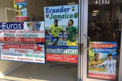  Numa agência de turismo de Jersey City há cartazes dos confrontos entre Equador e Jamaica que jogarão em Newark no mesmo dia e horário da partida entre norte-americanos e brasileiros que será no Estádio Metlife, em East Rutheford, e de Argentina e Colômbia que se enfrentarão terça-feira no mesmo local da partida de hoje do Brasil.