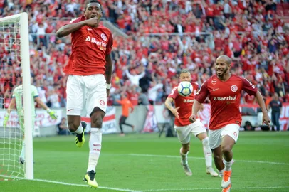 INTER x GRÃ¿MIOPORTO ALEGRE (RS), 09.09.2018 Â– INTER X GRÊMIO: Edenilson comemora seu gol - Lance da partida entre Internacional x GrÃªmio, vÃ¡lida pela vigÃ©sima quarta rodada do Campeonato Brasileiro, no estÃ¡dio Beira-Rio. (Foto: Luiz Munhoz/Recorte do Olhar/Folhapress)
