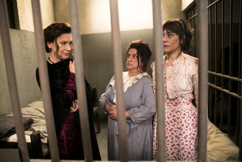 Em Orgulho e Paixão, na cadeia, Susana (Alessandra Negrini) testa Lady Margareth (Natália do Vale) para ver se ela está realmente louca. Junto, Petúlia (C, Grace Gianoukas).