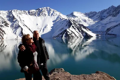 Embalse El Yeso é uma represa que abastece a cidade de Santiago do Chile. Situa-se a 2,5 mil metros de altitude  e é um lugar muito lindo. Ceres e Marino MarquesDe Canoas, em agosto de 2018