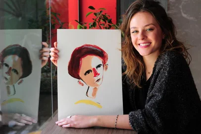  CAXIAS DO SUL, RS, BRASIL, 10/09/2018. Artista plástica Marina Rombaldi, que abrirá a exposição Dos Acasos: você já está atrasado para cair no seu abismo. (Porthus Junior/Agência RBS)