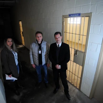  SÃO FRANCISCO DE PAULA, RS, BRASIL 23/08/2018Gestão 2018-2020 do Conselho da Comunidade pretende colocar em atividade pavilhões destinados ao trabalho de presos e aulas na Penitenciária Estadual de Caxias do Sul no Apanhador. Na foto, o administrador interino  JEFERSON ROSSINI, delegada Marta¿Eliane Marim Bitencourt e o advogado Jean Carbonera, presidente do Conselho da Comunidade. (Felipe Nyland/Agência RBS)