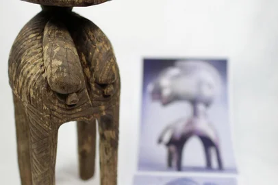  PORTO ALEGRE, RS, BRASIL, 10-09-2018. O pesquisador, pós-doutorando em História e irmão marista Édison Hüttner, da Pucrs, desvendou o mistério de uma escultura de madeira encontrada no interior do Estado: trata-se de uma Deusa Nimba, do povo Baga/Numa da região do Oeste Africano (Guiné, Guiné Bissau). A data da confecção da Deusa Nimba compreende o ano de (1767) ¿ quando grande leva de etnias de escravos da Guiné vieram da Bahia para o Rio Grande do Sul. Na foto: Édison Hüttner  (JEFFERSON BOTEGA/AGÊNCIA RBS)