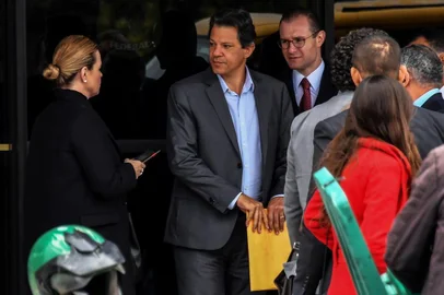 Fernando Haddad visitou nesta segunda-feira o ex-presidente Luiz Inácio Lula da Silva na prisão, na sede da Polícia Federal, em Curitiba.