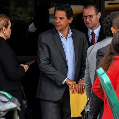 Fernando Haddad visitou nesta segunda-feira o ex-presidente Luiz Inácio Lula da Silva na prisão, na sede da Polícia Federal, em Curitiba.