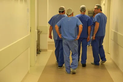  PORTO ALEGRE, RS, BRASIL, 11/09/2018 - Primeira cirurgia do bloco cirúrgico do Hospital da Restinga. Médicos que participaram da operação.(FOTOGRAFO: TADEU VILANI / AGENCIA RBS)