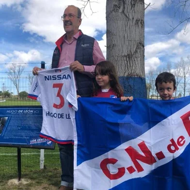 Hugo De León, ex-zagueiro do Grêmio, foi homenageado com o batismo de um dos campos d CT de Los Céspedes, do Nacional, com o seu nome.