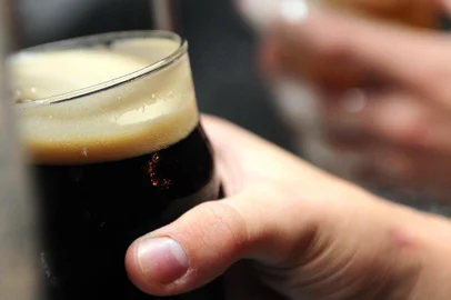 CAXIAS DO SUL, RS, BRASIL, 09/11/2017. Os proprietários do La Birra, Tiago Trentini Lima e Guilherme Cenzi Alberton, estão no mercado de cervejas por duas frentes: através da cervejaria, hoje, com capacidade de produção de cerca de 17 mil litros, e o La Birra Brew Pub, bar que vende cerca de 10 mil litros/mês da bebida, sendo cerca de 60% de produção própria. (Diogo Sallaberry/Agência RBS)
