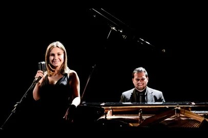  O pianista Gabriel Lopes e a cantora Paola Delazzeri apresentam-se nesta terça-feira no projeto Música na Varanda, do Sesc. (Maicon Damasceno/Divulgação)