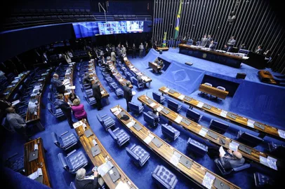 Brasília (DF): Plenário do Senado Federal durante sessão deliberativa extraordinária. Mesa: secretário-geral da Mesa, Luiz Fernando Bandeira de Mello Filho; presidente do Senado Federal, senador Eunício Oliveira (PMDB-CE); senador Magno Malta (PR-ES).
