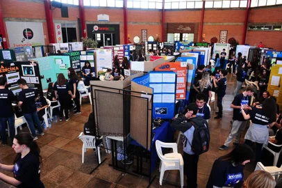  CAXIAS DO SUL, RS, BRASIL, 12/09/2018. Estudantes de 20 escolas da região participam da 10ª edição da Mostra Científica e Tecnológica das Escolas de Ensino Médio e Fundamental da Serra Gaúcha (MOSTRASEG) no Centro de Convivência do Campus-Sede da Universidade de Caxias do Sul (UCS). (Diogo Sallaberry/Agência RBS)