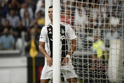 Juventus Portuguese forward Cristiano Ronaldo stands by Lazios post after missing a shot during the Italian Serie A football match Juventus vs Lazio on August 25, 2018 at the Allianz Stadium in Turin. / AFP PHOTO / Filippo MONTEFORTE