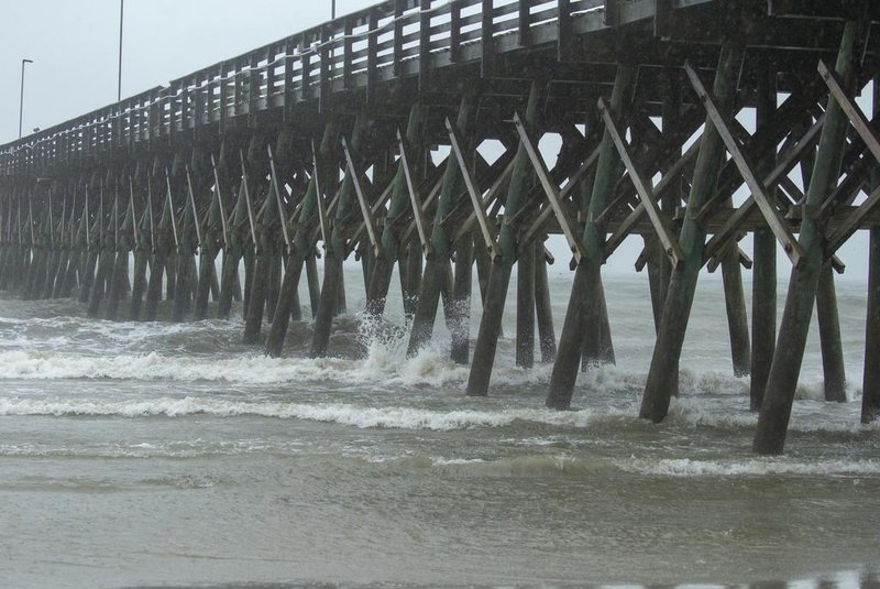 Hurricane Florence expected to barrel into the eastern United StatesWaves crash into the Second Avenue Pier as Hurricane Florence makes landfall on September 14, 2018 in Myrtle Beach, South Carolina. Florence smashed into the US East Coast Friday with howling winds, torrential rains and life-threatening storm surges as emergency crews scrambled to rescue hundreds of people stranded in their homes by flood waters. Forecasters warned of catastrophic flooding and other mayhem from the monster storm, which is only Category 1 but physically sprawling and dangerous.  / AFP PHOTO / Alex EdelmanEditoria: WEALocal: Myrtle BeachIndexador: ALEX EDELMANSecao: forecastFonte: AFPFotógrafo: STR