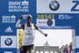 Kenya's Eliud Kipchoge celebrates winning the Berlin Marathon setting a new world record on September 16, 2018 in Berlin.  / AFP PHOTO / John MACDOUGALL