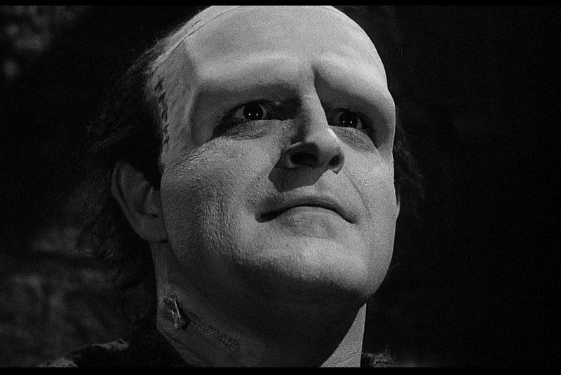 Peter Boyle como o monstro de Frankenstein no filme O Jovem Frankenstein (1974)