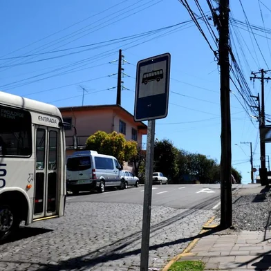CAXIAS DO SUL, RS, BRASIL, 12/09/2018Percorremos as ruas e encontramos locais em que só existe placa indicativa de parada de ônibus urbano, mas não há abrigo; Visate destina, por contrato, 1% do faturamento para prefeitura investir em mobilidade e infraestrutura de transportes; verba poderia ser usada para construir abrigos onde não há e melhorar os que já existem.Rua Nestor Moreira, bairro Nossa Senhora de Lourdes (abrigo retirado para conserto de calçada e não recolocado) (Lucas Amorelli/Agência RBS)