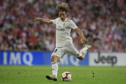  Real Madrid's Croatian midfielder Luka Modric kicks the ball during the Spanish league football match between Athletic Club Bilbao and Real Madrid CF at the San Mames stadium in Bilbao on September 15, 2018. / AFP PHOTO / LLUIS GENEEditoria: SPOLocal: BilbaoIndexador: LLUIS GENESecao: soccerFonte: AFPFotógrafo: STF