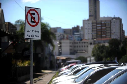  CAXIAS DO SUL, RS, BRASIL, 19/09/2018Placas de proibido estacionar são colocadas na antiga estação férrea. (Lucas Amorelli/Agência RBS)