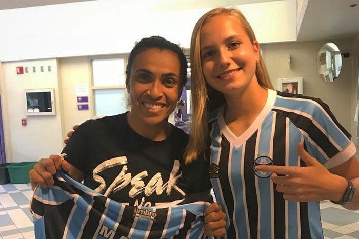 FOTO: Marta recebe camisa do Grêmio