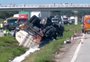 Caminhão-tanque tomba e bloqueia a BR-101 em Palhoça