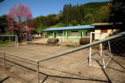  CAXIAS DO SUL, RS, BRASIL, 21/09/2018. Comunidade de Vila Cristinasofre com a falta de vagas para educação infantil. Para criar vagas para crianças de zero a três anos, a comunidade propôs tirar os alunos de uma escola municipal e transferi-los para outra escola da comunidade. Com isso, esse prédio seria transformado na escolinha. Contudo, não houve acordo e dinheiro que seria usado no projeto não foi liberado. Na foto, a fachada da Escola Municipal de Ensino Fundamental Assis Brasil (EMEF Assis Brasil) (Diogo Sallaberry/Agência RBS)