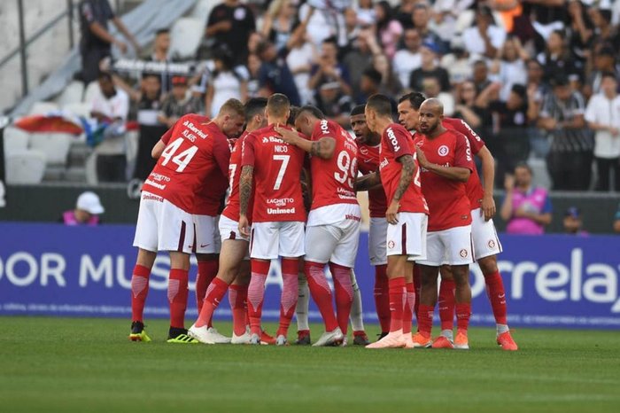 São Paulo sai na frente, Corinthians busca empate e lidera o