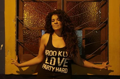  PORTO ALEGRE, RS, BRASIL - 2018.09.21 - Perfil Anaadi (Ana Lonardi), cantora gaúcha que foi indicada a três categorias do Grammy Latino. Ela disputa o prêmio principal de Gravação do Ano com a música É Fake. Anaadi lançou seu primeiro disco no ano passado, com show no Theatro São Pedro. (Fotos: ANDRÉ ÁVILA/ Agência RBS)