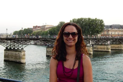 A professora Franciele Becher, de Caxias do Sul, está fazendo doutorado em Paris. Ele vai votar do Exterior pela primeira vez. 