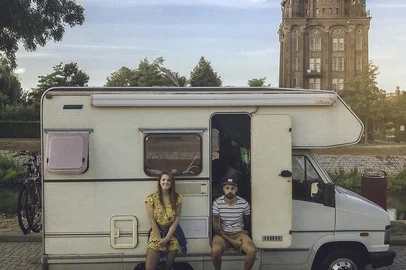 Evelize Leoncio e Lucas Miguel estão viajando pela Europa em um motorhome