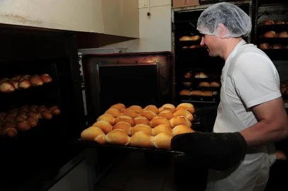  CAXIAS DO SUL, RS, BRASIL, 19/09/2018. Aumento no preço do pão. Na foto Ditrento Panificadora retira uma fornada de pão francês (cacetinho). (Porthus Junior/Agência RBS)