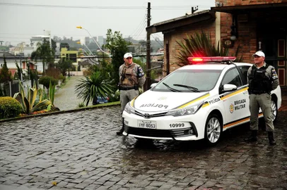  CAXIAS DO SUL, RS, BRASIL, 24/09/2018. Soldado Kuhls (Jeferson Rodrigues Kuhls), de colete claro, e Soldado Araujo (Eduardo Bianquin Araujo), de colete preto, fazem parte do policiamento comunitário no bairro Colina Sorriso. (Diogo Sallaberry/Agência RBS)