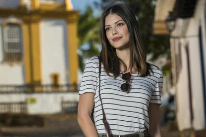 Cris (Vitória Strada), espelho da vida