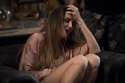 Clique exclusivo coluna Flávia Requião: em Segundo Sol, Karola (Deborah Secco) surtada com o revólver apontando para Laureta (Adriana Esteves). Galdino (Narcival Rubens) escondido,vendo a cena. Ícaro (Chay Suede) desce e se joga sobre Karola.