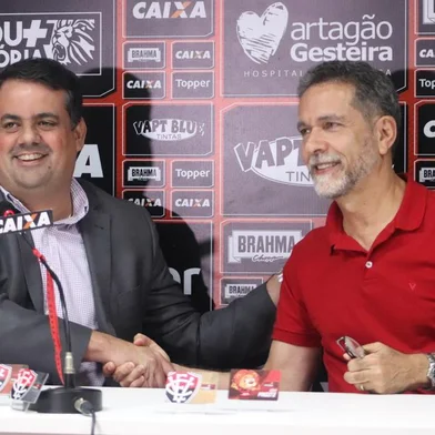 Presidente do Vitória, Ricardo David, cumprimenta o diretor executivo Jorge Macedo, em sua apresentação no Barradão