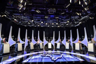 Brazilian presidential candidates (L to R) Fernando Haddad (PT), Alvaro Dias (Podemos), Cabo Daciolo (Patriota), Guilherme Boulos (PSOL), moderator journalist Carlos Nascimento, Ciro Gomes (PDT), Geraldo Alckmin (PSDB), Marina Silva (Rede) and Henrique Meirelles (MDB), take part in the presidential debate ahead of the October 7 general election, at SBT television network in Osasco, metropolitan area of Sao Paulo, Brazil, on September 26, 2018. / AFP PHOTO / NELSON ALMEIDA