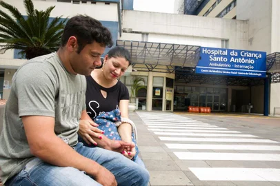  PORTO ALEGRE, RS, BRASIL, 26-09-2018. Bianca, declarada morta ao nascer em 2017, mesmo viva, passou por procedimento de alta complexidade no Hospital da Criança Santo Antônio. Na foto os pais Marcos Renato dos Santos Cézar e Tieli Martins Silbershlach.  (FOTO ANDRÉA GRAIZ/AGÊNCIA RBS)Indexador: Anderson Fetter