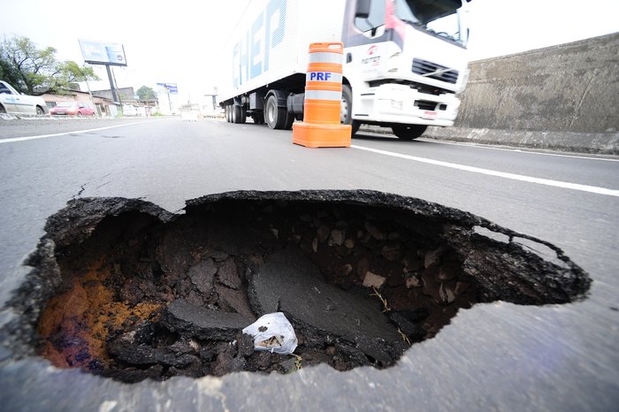 Resultado de imagem para foto de pista com buraco