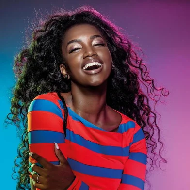 IZA , WOMENS HEALTH , capa de agosto