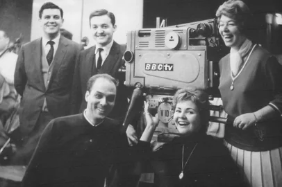 O sucesso do Conjunto Farroupilha foi tanto que, em 1963, levou o grupo para a Europa e transformou Londres em base de suas operações no Velho Mundo. Da capital britânica, o Conjunto viajou para França, Itália, Espanha, Portugal, Rússia e China. Os integrantes do grupo eram Tasso Rangel, Inah Castro, Danilo Vital de Castro, Estrella Dalva e Alpheu de Azevedo.#PÁGINA:42 Fonte: Acervo Conjunto Farroupilha Fotógrafo: Acervo Conjunto Farroupilha