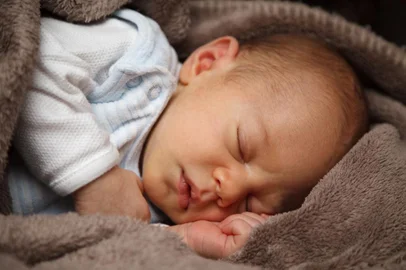 Bebê de poucos meses dormingo