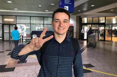 Léo Pain desembarca no Aeroporto Salgado Filho, em Porto Alegre, depois de vencer o The Voice Brasil