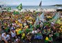 Apoiadores de Bolsonaro promovem ato na praia de Copacabana
, no Rio